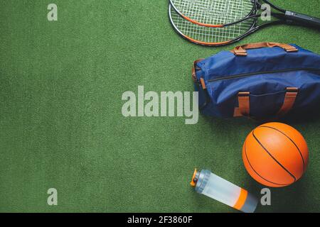 Komposition mit Tasche und Sportausrüstung auf farbigem Hintergrund Stockfoto
