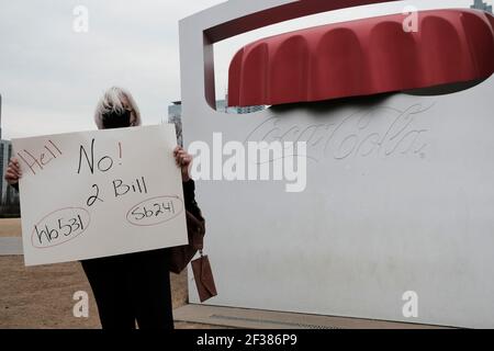 Atlanta, Georgia, USA. März 2021, 15th. Demonstranten in Atlanta halten eine Kundgebung vor dem World of Coca-Cola Museum ab, um gegen die Spenden des Coca-Cola-Konzerns an mehrere Politiker zu protestieren, die mehrere Wahlvorschläge unterstützen, die ein Versuch zur Unterdrückung von Wählern sind, so Wahlrechtsbefürworter. Kredit: John Arthur Brown/ZUMA Wire/Alamy Live Nachrichten Stockfoto