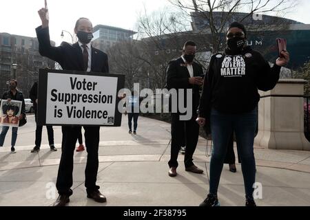 Atlanta, Georgia, USA. März 2021, 15th. Demonstranten in Atlanta halten eine Kundgebung vor dem World of Coca-Cola Museum ab, um gegen die Spenden des Coca-Cola-Konzerns an mehrere Politiker zu protestieren, die mehrere Wahlvorschläge unterstützen, die ein Versuch zur Unterdrückung von Wählern sind, so Wahlrechtsbefürworter. Kredit: John Arthur Brown/ZUMA Wire/Alamy Live Nachrichten Stockfoto