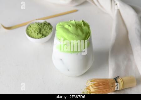 Komposition mit leckeren dalgona Matcha Latte auf hellem Hintergrund Stockfoto