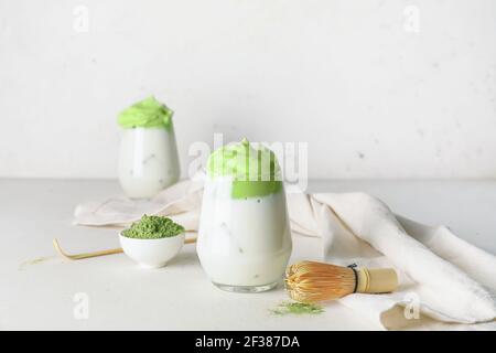 Komposition mit leckeren dalgona Matcha Latte auf hellem Hintergrund Stockfoto