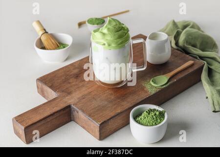 Komposition mit leckeren dalgona Matcha Latte auf hellem Hintergrund Stockfoto