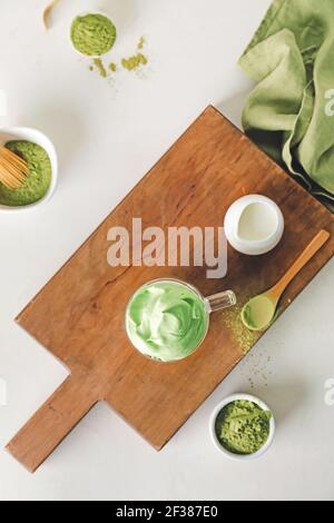 Komposition mit leckeren dalgona Matcha Latte auf hellem Hintergrund Stockfoto
