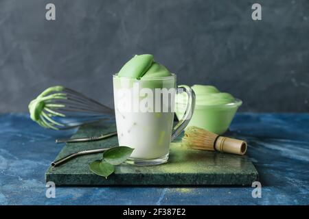 Komposition mit leckeren dalgona Matcha Latte auf farbigem Hintergrund Stockfoto