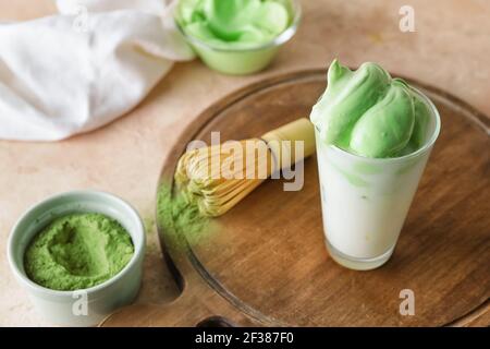 Komposition mit leckeren dalgona Matcha Latte auf farbigem Hintergrund Stockfoto