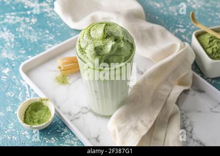 Komposition mit leckeren dalgona Matcha Latte auf farbigem Hintergrund Stockfoto