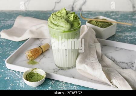 Komposition mit leckeren dalgona Matcha Latte auf farbigem Hintergrund Stockfoto