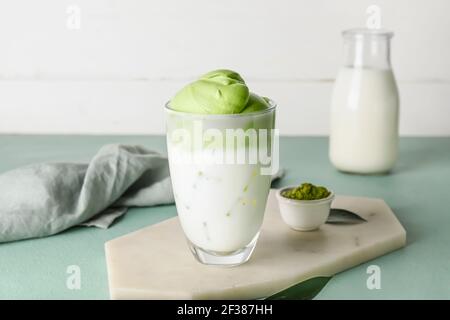Komposition mit leckeren dalgona Matcha Latte auf farbigem Hintergrund Stockfoto