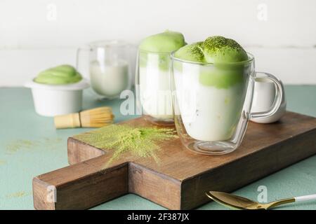 Komposition mit leckeren dalgona Matcha Latte auf farbigem Hintergrund Stockfoto