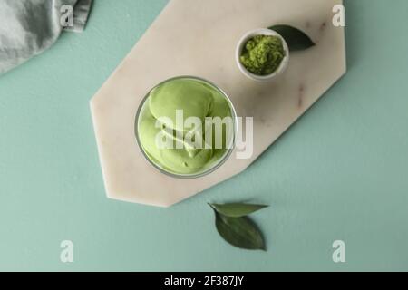 Komposition mit leckeren dalgona Matcha Latte auf farbigem Hintergrund Stockfoto