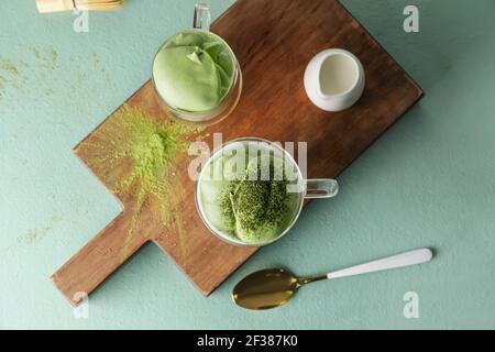 Komposition mit leckeren dalgona Matcha Latte auf farbigem Hintergrund Stockfoto