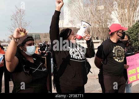 Atlanta, Georgia, USA. März 2021, 15th. Demonstranten in Atlanta halten eine Kundgebung vor dem World of Coca-Cola Museum ab, um gegen die Spenden des Coca-Cola-Konzerns an mehrere Politiker zu protestieren, die mehrere Wahlvorschläge unterstützen, die ein Versuch zur Unterdrückung von Wählern sind, so Wahlrechtsbefürworter. Kredit: John Arthur Brown/ZUMA Wire/Alamy Live Nachrichten Stockfoto