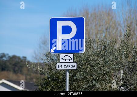 Parkplatz für Elektroautos in Portugal, Ladestation für Autos in Portugal Stockfoto