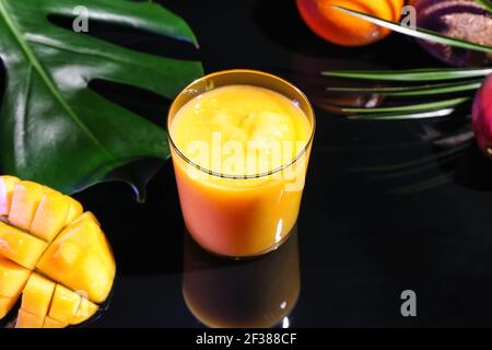 Glas leckere Mango margarita auf dunklem Hintergrund Stockfoto