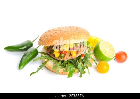 Burger mit leckerer Mango-Salsa auf weißem Hintergrund Stockfoto