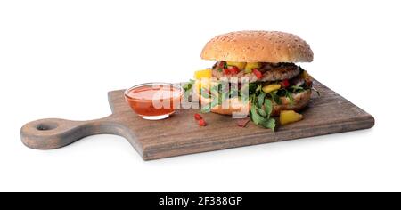 Burger mit schmackhafter Mango-Salsa und Sauce auf weißem Hintergrund Stockfoto