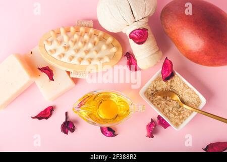 Zusammensetzung mit ätherischem Mango-Öl und Badezubehör auf Farbe Hintergrund Stockfoto