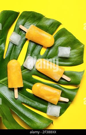Komposition mit Mango-Eis auf farbigem Hintergrund Stockfoto