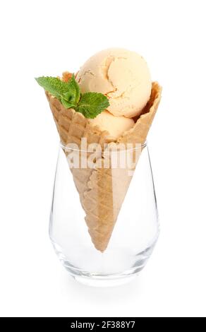 Glas mit Mango-Eis auf weißem Hintergrund Stockfoto