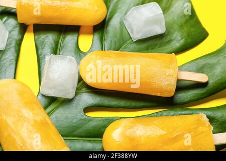Komposition mit Mango-Eis auf farbigem Hintergrund Stockfoto