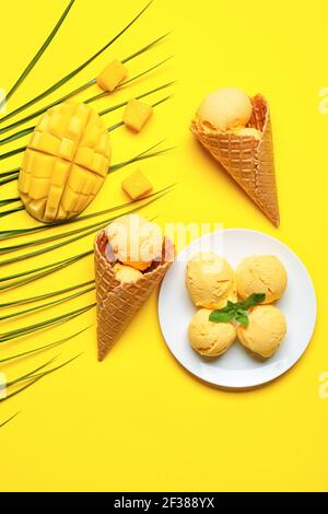 Komposition mit Mango-Eis auf farbigem Hintergrund Stockfoto
