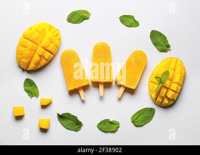 Komposition mit Mango-Eis auf hellem Hintergrund Stockfoto