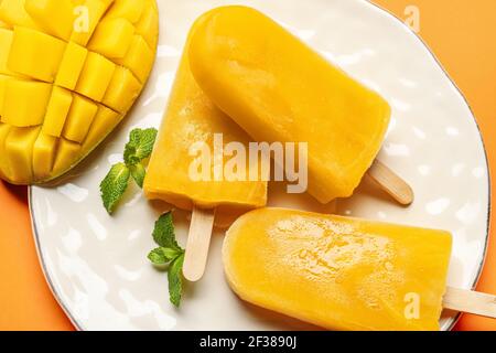 Komposition mit Mango-Eis auf farbigem Hintergrund Stockfoto