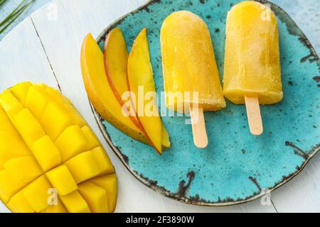 Teller mit Mango-Eis, Nahaufnahme Stockfoto