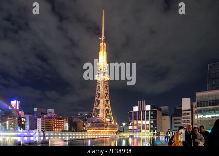 Nagoya, JAPAN - 05. November 2017: Stadtbild von Nagoya in der Nacht Oasis 21 und Nagoya TV Tower in Sakae., Japan., EIN Einkaufskomplex und sein großes Oval Stockfoto