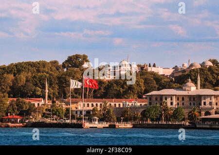 ISTANBUL, TÜRKEI - 09 07 2020: Blick aus dem Wasser der Bosporus-Straße auf dem Basketmakers Kiosk mit Strukturen und Kuppeln des Topkapi-Palastes darüber Stockfoto