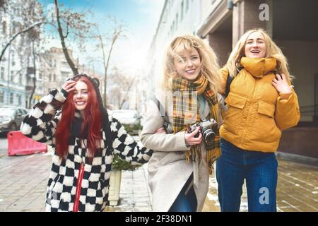 Urlaub, Tourismus-Konzept - drei schöne Mädchen Touristen, Spaß laufen durch die helle Stadt Stockfoto