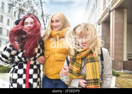 Urlaub, Tourismus-Konzept - drei schöne Mädchen Touristen, Spaß laufen durch die helle Stadt Stockfoto