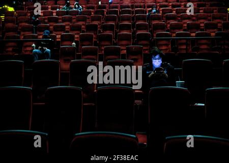 Burbank, Kalifornien, USA. März 2021, 15th. Kinobesucher, die am ersten Tag der Wiedereröffnung der Kinos in einer sozial fernen Sitzanordnung im AMC Theater sitzen, nachdem sie wegen der COVID-19-Pandemie geschlossen wurden. Kinos sind in der Lage, wieder zu öffnen, alle bei begrenzter Kapazität, mit dem Landkreis heute auf die weniger restriktive rote Stufe vorrücken. Kredit: Ringo Chiu/ZUMA Wire/Alamy Live Nachrichten Stockfoto