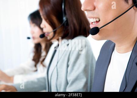 Callcenter (oder Telemarketer)-Team – Konzept des Kundendienstbetreibers Stockfoto