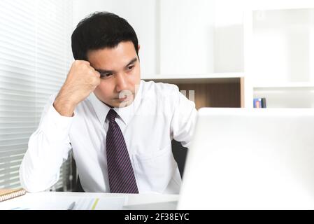 Asiatischer Geschäftsmann immer gestresst (verärgert) bei der Arbeit Stockfoto
