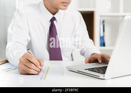 Geschäftsmann mit Laptop-Computer für die Arbeit Stockfoto