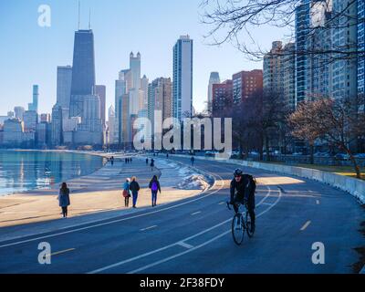 Chicago Lakefront Trail, Skyline und Lake Michigan. Stockfoto