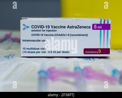 Madrid. März 2021, 12th. Das am 12. März 2021 aufgenommene Foto zeigt Impfstoffe von AstraZeneca/Oxford in einem Krankenhaus in der Provinz Caceres in Spanien. Spanien schloss sich am Montag anderen europäischen Ländern wie Frankreich, Italien und Deutschland an, die Verwendung des Impfstoffs AstraZeneca/Oxford wegen der Befürchtungen, dass er zu Blutgerinnseln führen könnte, auszusetzen. Kredit: Gustavo Valiente/Xinhua/Alamy Live Nachrichten Stockfoto