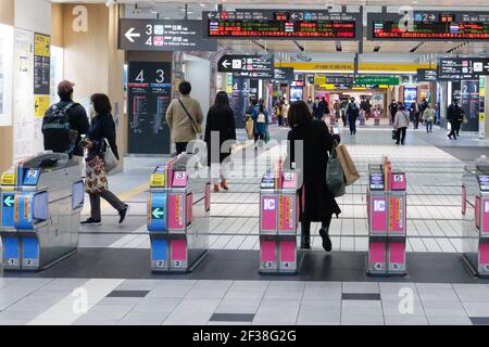 Tokio, Japan. März 2021, 11th. Pendler mit Gesichtsmasken als Vorsichtsmaßnahme gegen die Ausbreitung von covid-19 warten auf den nächsten Zug am Shinagawa Bahnhof. (Foto von James Matsumoto/SOPA Images/Sipa USA) Quelle: SIPA USA/Alamy Live News Stockfoto