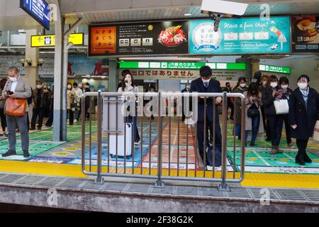 Tokio, Japan. März 2021, 10th. Pendler mit Gesichtsmasken als Vorsichtsmaßnahme gegen die Ausbreitung von covid-19 warten auf den nächsten Zug am Shinagawa Bahnhof. (Foto von James Matsumoto/SOPA Images/Sipa USA) Quelle: SIPA USA/Alamy Live News Stockfoto