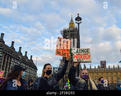 London, Großbritannien. März 2021, 15th. Demonstranten halten Plakate während der Demonstration. Massen von Menschen versammelten sich in London, um gegen die heftige Reaktion der Polizei auf die Sarah Everard Mahnwache zu protestieren, sowie die neue Polizei, Kriminalität, Verurteilung und Gerichte Bill, die der Polizei neue Befugnisse geben würde, um mit Protesten umzugehen. Kredit: SOPA Images Limited/Alamy Live Nachrichten Stockfoto