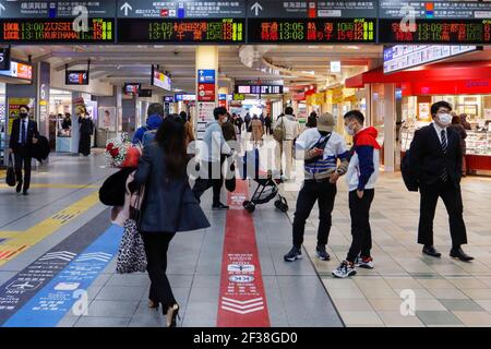 Tokio, Japan. März 2021, 10th. Pendler mit Gesichtsmasken als Vorsichtsmaßnahme gegen die Ausbreitung von covid-19 warten auf den nächsten Zug am Shinagawa Bahnhof. Kredit: James Matsumoto/SOPA Images/ZUMA Wire/Alamy Live Nachrichten Stockfoto