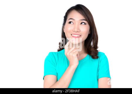 Glückliche junge asiatische Frau denken und schauen nach oben - isoliert Auf weißem Hintergrund mit Kopierbereich Stockfoto