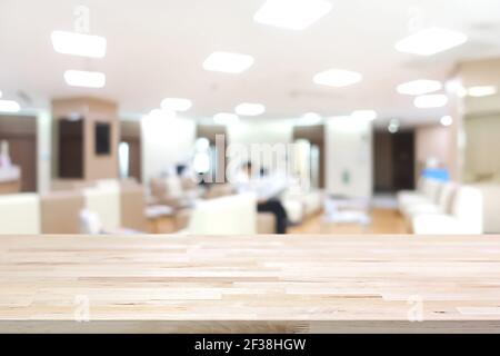 Holztischplatte auf verschwommenem weißen Raum Hintergrund - Dose Als Büro- oder Krankenhauslobby-Hintergrund verwendet werden Stockfoto