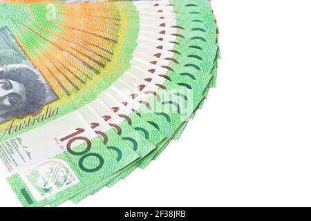 Geld, hundert australische Dollar (AUD) Banknoten, verteilt auf weißem Hintergrund Stockfoto