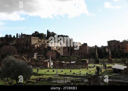 Rom, Italien. März 2021, 15th. Das Forum Romanum ist am 15. März 2021 in Rom, Italien, geschlossen. Italien ist am Montag in eine neue Halbsperrperiode eingetreten, wobei mehr als die Hälfte seiner 20 Regionen in die "rote Zone" fällt und den Höchstgrenzen unterliegt. Quelle: Cheng Tingting/Xinhua/Alamy Live News Stockfoto