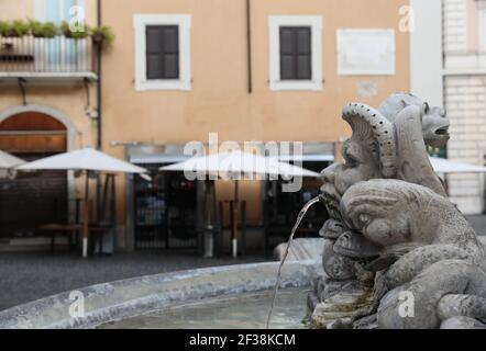 Rom, Italien. März 2021, 15th. Ein Restaurant ist am 15. März 2021 in der Nähe des Pantheon in Rom, Italien, geschlossen. Italien ist am Montag in eine neue Halbsperrperiode eingetreten, wobei mehr als die Hälfte seiner 20 Regionen in die "rote Zone" fällt und den Höchstgrenzen unterliegt. Quelle: Cheng Tingting/Xinhua/Alamy Live News Stockfoto