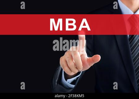 Geschäftsmann Hand berühren MBA (oder Master of Business Administration) melden Sie sich auf dem virtuellen Bildschirm an Stockfoto