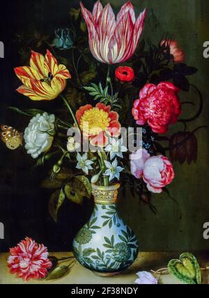 Stillleben mit Blumen in einer Wan Li Vase. Bouquet mit Tulpen, Rosen und Narzissen in einer Vase. Eine Nelke und Cyclamen auf dem Steinsockel. Stockfoto