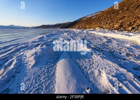 Baikalsee im Winter. Vereiste Klippen mit wunderschönen großen Eiszapfen Stockfoto